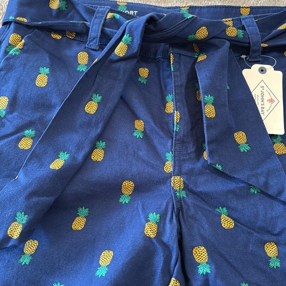 St John’s Bay NWT Woman’s Tie 5” Pineapple Print Shorts - Picture 2 of 8